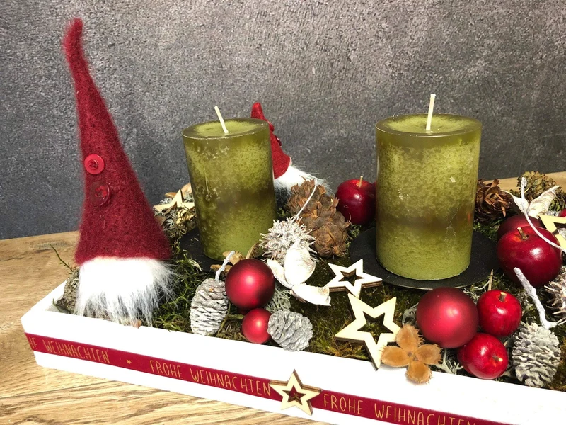 Adventsgesteck länglich mit Wichtel – Tablett Tischdeko Advent mehrjährig