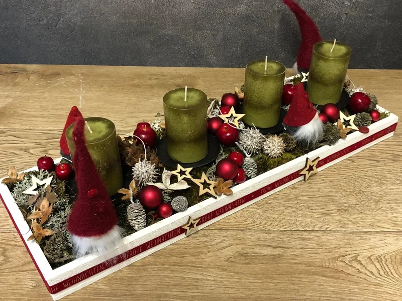 Adventsgesteck länglich mit Wichtel – Tablett Tischdeko Advent mehrjährig