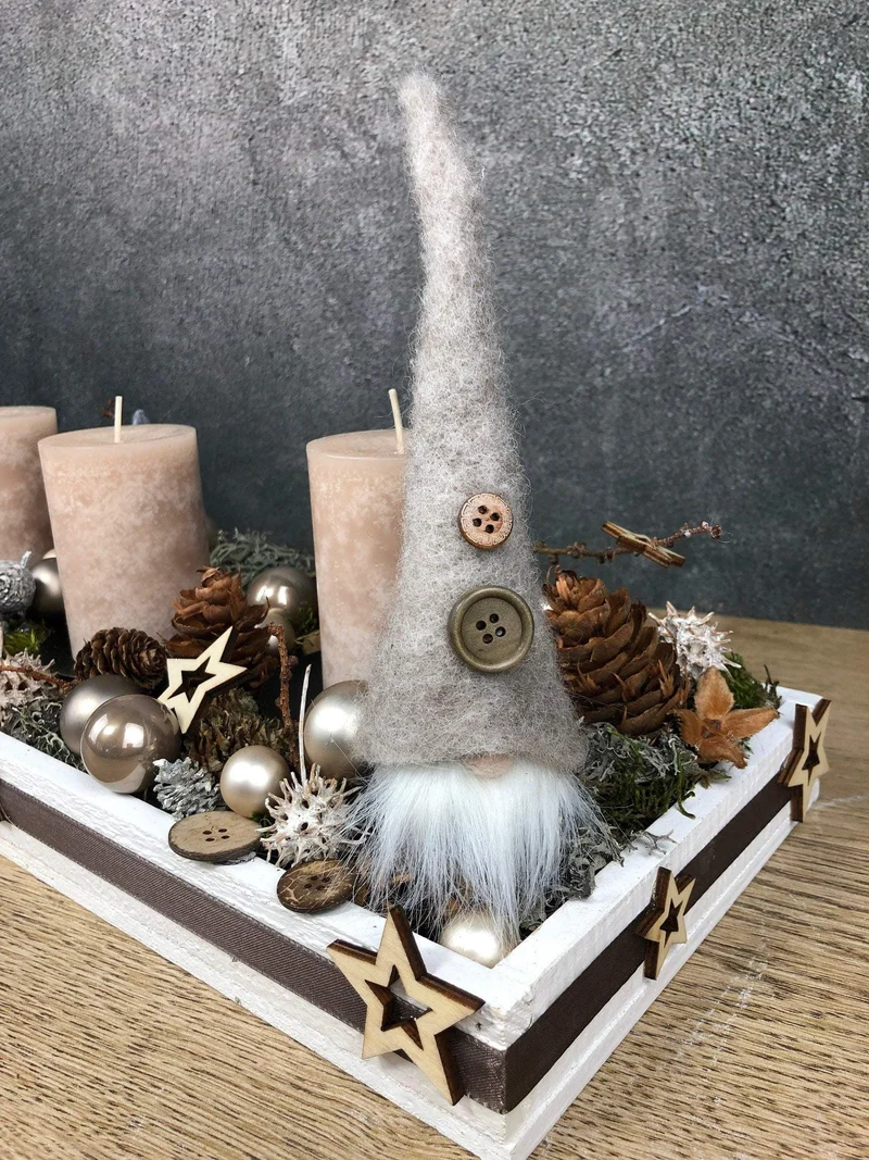 Adventsgesteck Wichtel länglich – Adventsdeko Tablett handgefertigt