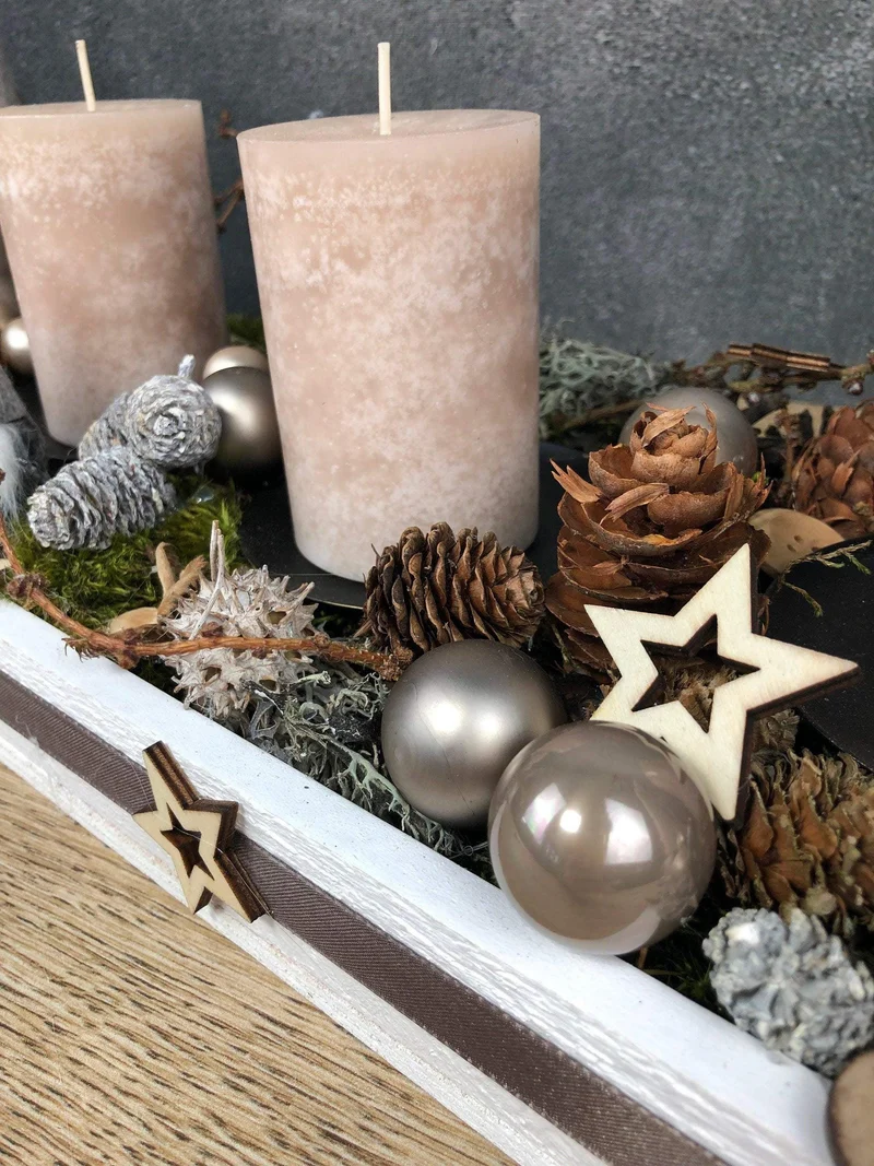 Adventsgesteck Wichtel länglich – Adventsdeko Tablett handgefertigt