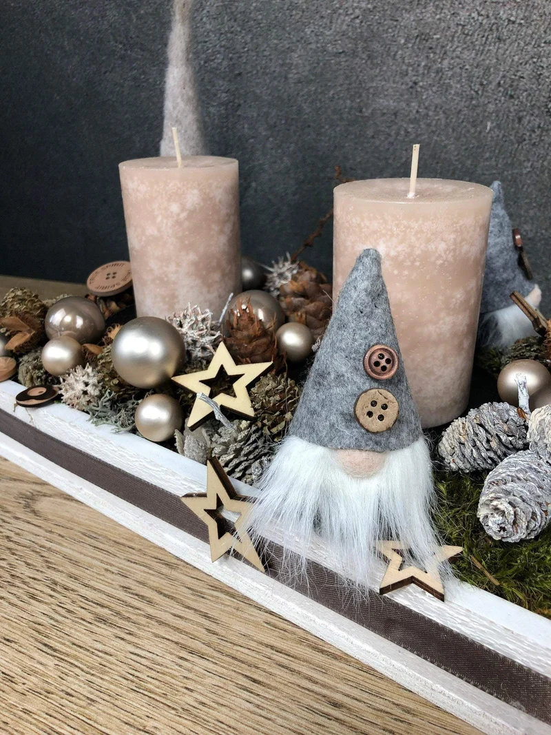 Adventsgesteck Wichtel länglich – Adventsdeko Tablett handgefertigt