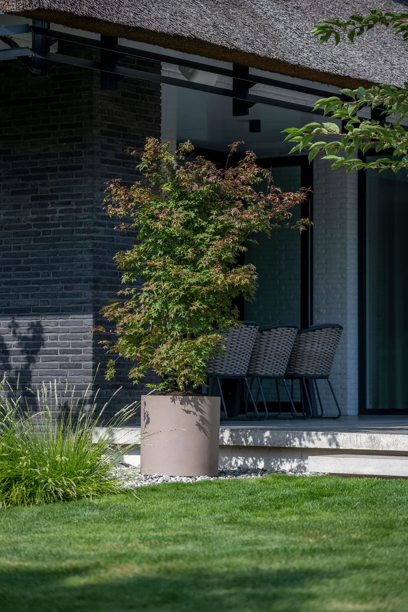 Pflanzkübel Max Taupe in Zylinderform aus Fiberstone