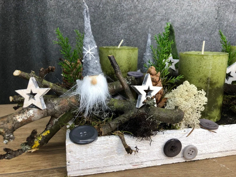 Adventsgesteck Wichtel Tablett – länglich stimmungsvoll mehrjährig