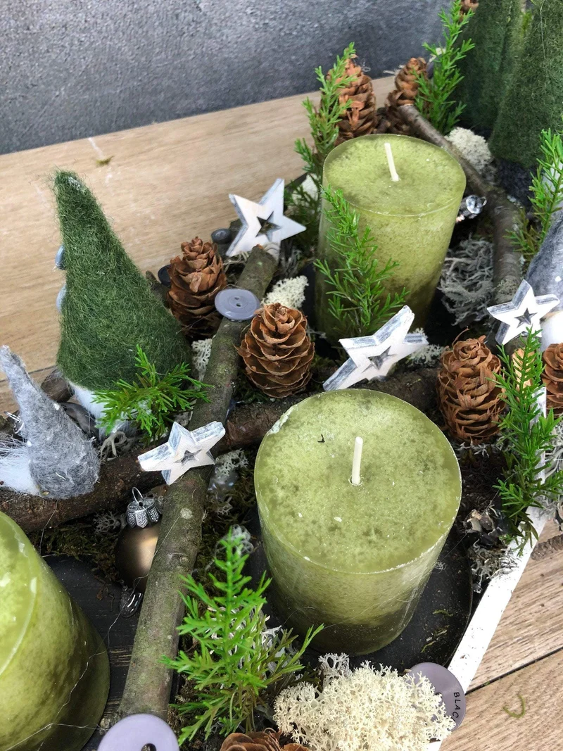 Adventsgesteck Wichtel Tablett – länglich stimmungsvoll mehrjährig