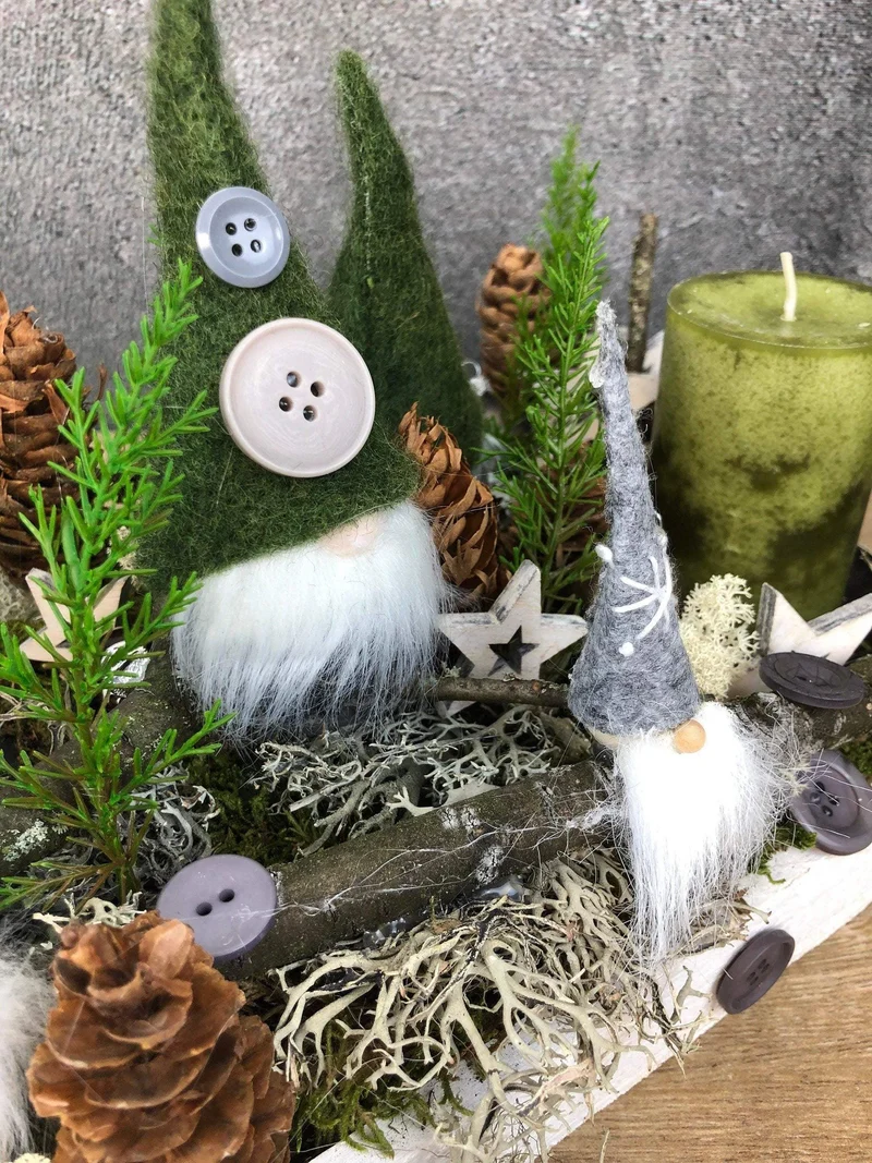 Adventsgesteck Wichtel Tablett – länglich stimmungsvoll mehrjährig