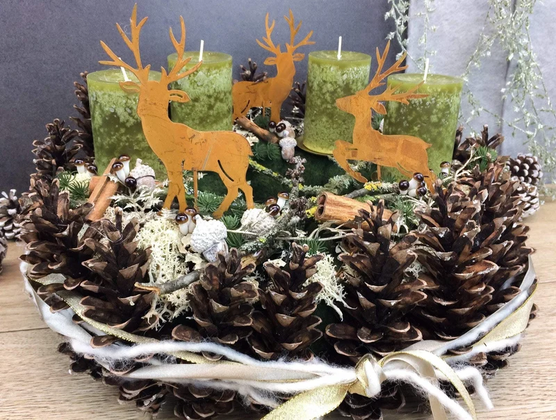 Runder Adventskranz mit Hirsch und Gläsern – gemütlich langlebig mit T