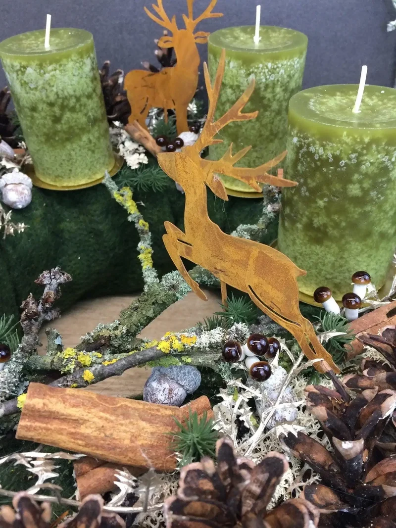 Runder Adventskranz mit Hirsch und Gläsern – gemütlich langlebig mit T