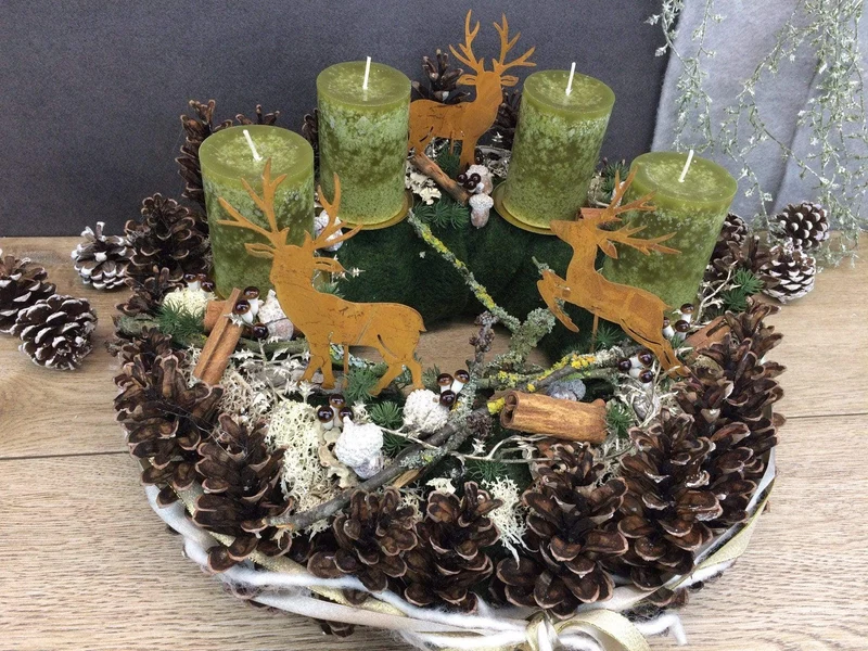 Runder Adventskranz mit Hirsch und Gläsern – gemütlich langlebig mit T