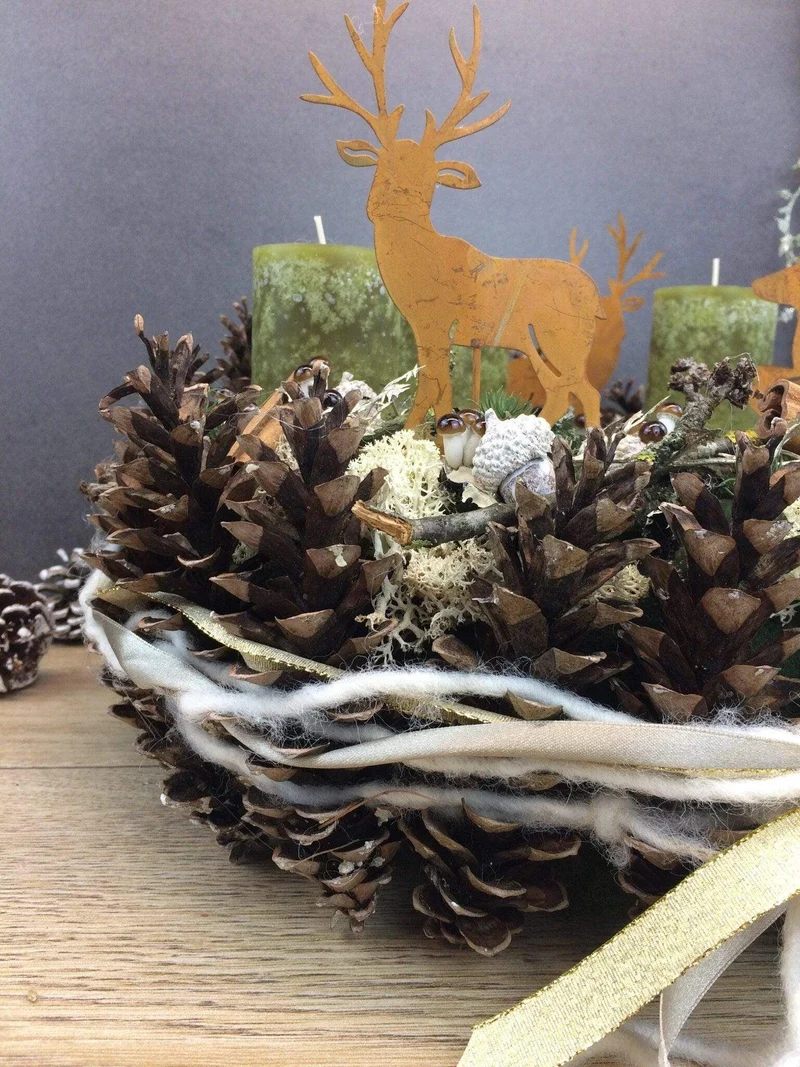 Runder Adventskranz mit Hirsch und Gläsern – gemütlich langlebig mit T