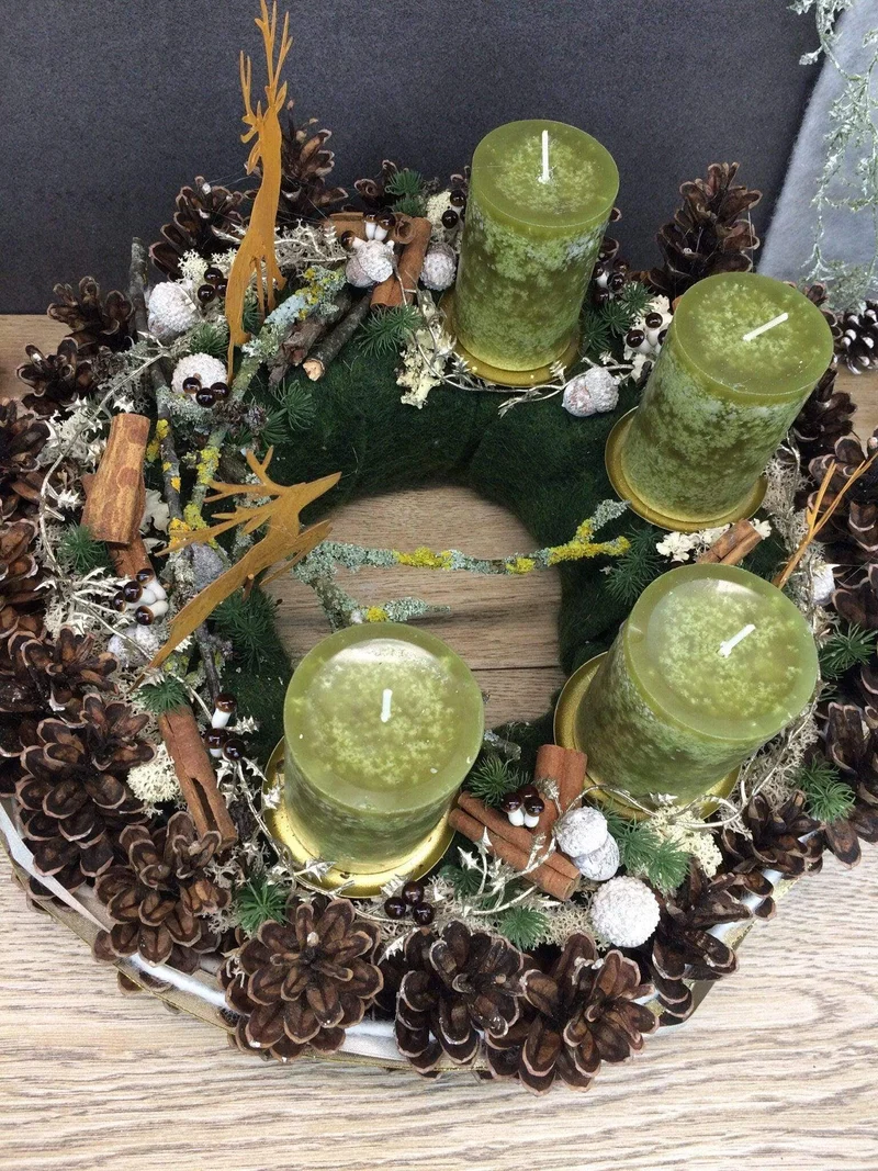 Runder Adventskranz mit Hirsch und Gläsern – gemütlich langlebig mit T