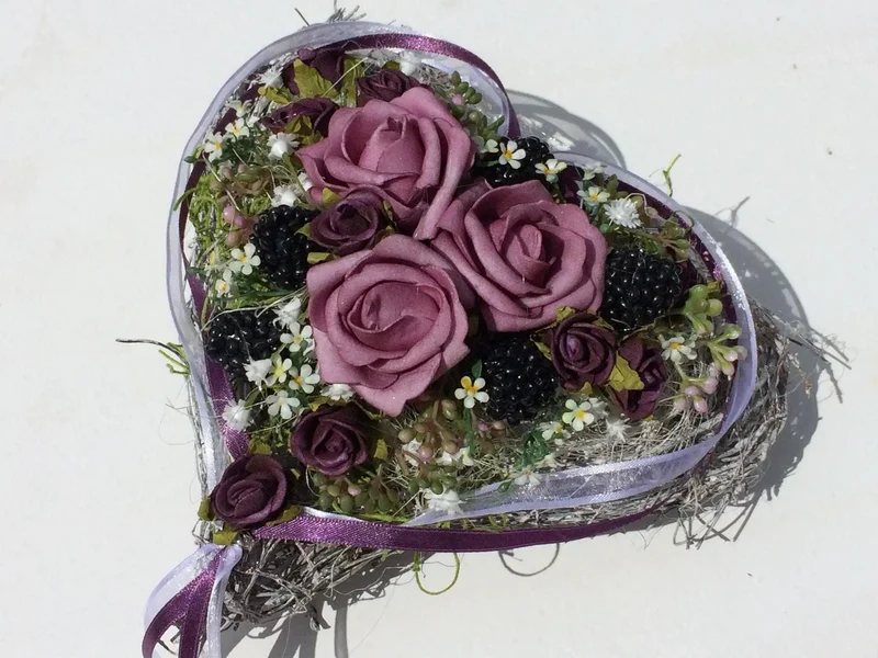 Grabschmuck Herz Rose mit Schleierkraut Seidenblumen – würdevoll & lan