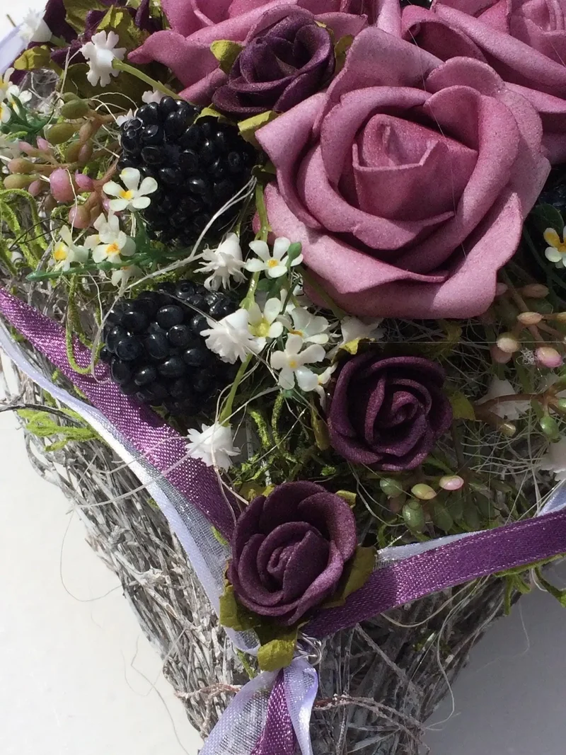 Grabschmuck Herz Rose mit Schleierkraut Seidenblumen – würdevoll & lan