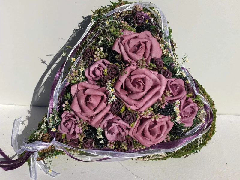 Grabherz mit Rose – Seidenblumen Grabschmuck