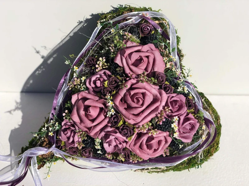 Grabherz mit Rose – Seidenblumen Grabschmuck