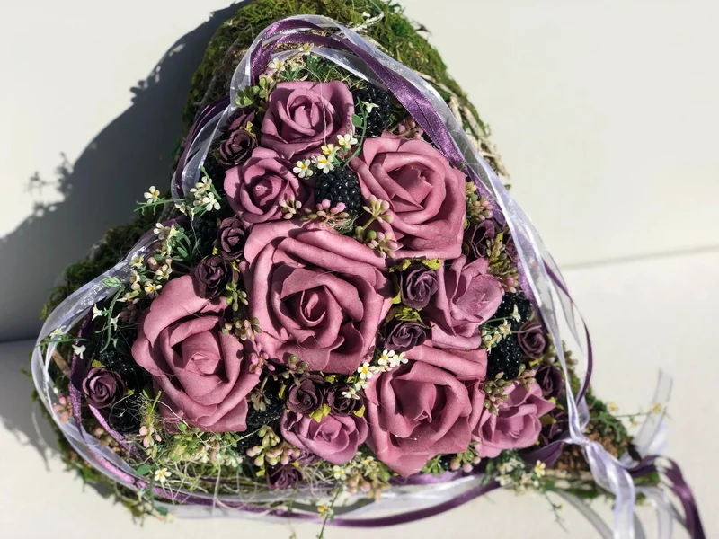 Grabherz mit Rose – Seidenblumen Grabschmuck