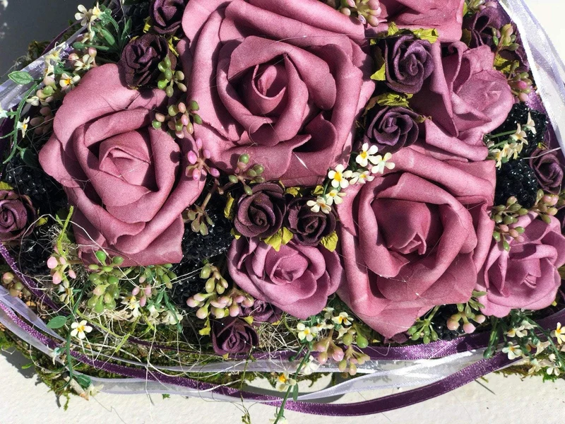 Grabherz mit Rose – Seidenblumen Grabschmuck