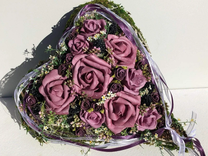 Grabherz mit Rose – Seidenblumen Grabschmuck