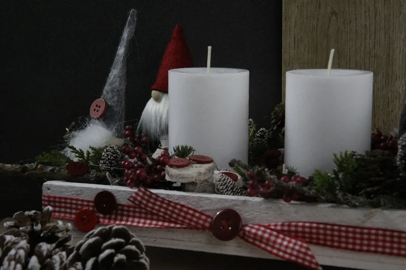 Adventsgesteck länglich auf Balken – Advent mehrjährig handgefertigt