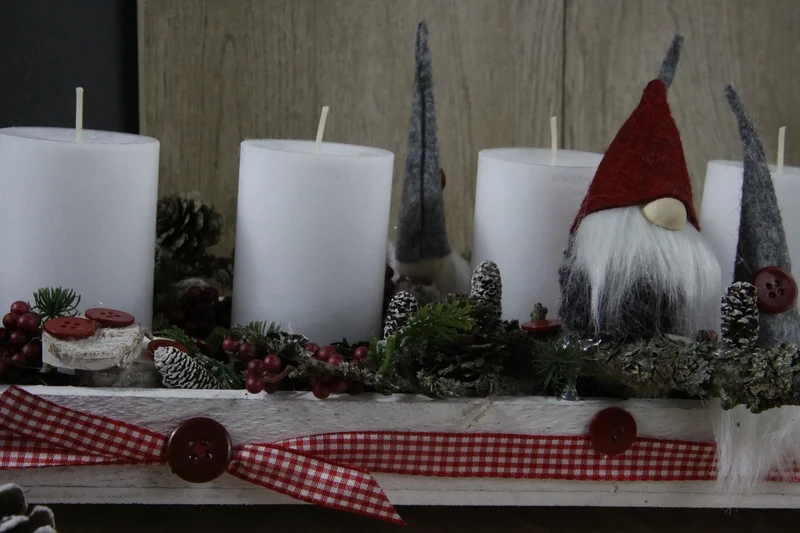 Adventsgesteck länglich auf Balken – Advent mehrjährig handgefertigt