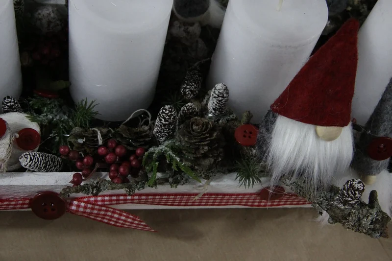 Adventsgesteck länglich auf Balken – Advent mehrjährig handgefertigt