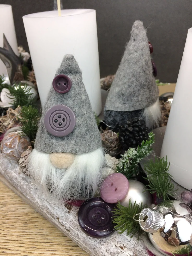 Längliches Adventsgesteck mit Wichtel – Tablett Advent mehrjährig