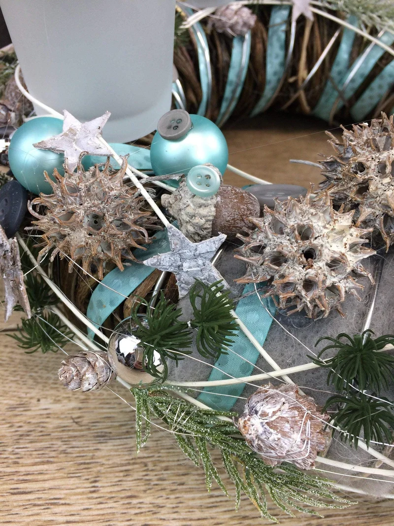 Adventskranz mit Wichtel Figuren – rund handgefertigt langlebig mit Ta