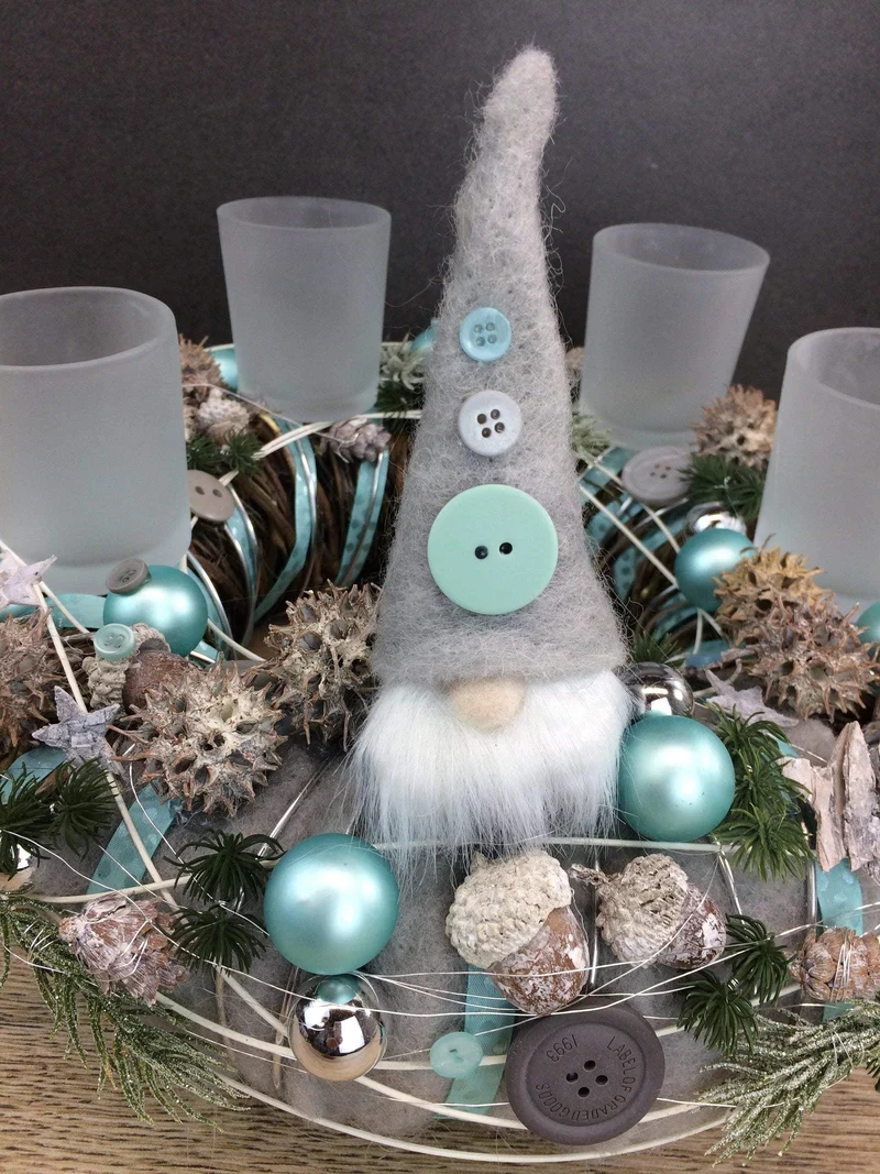 Adventskranz mit Wichtel Figuren – rund handgefertigt langlebig mit Ta