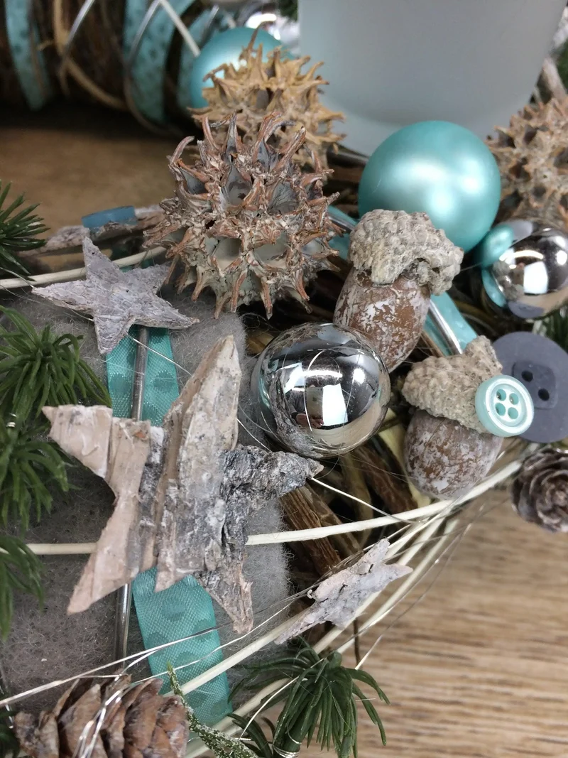 Adventskranz mit Wichtel Figuren – rund handgefertigt langlebig mit Ta