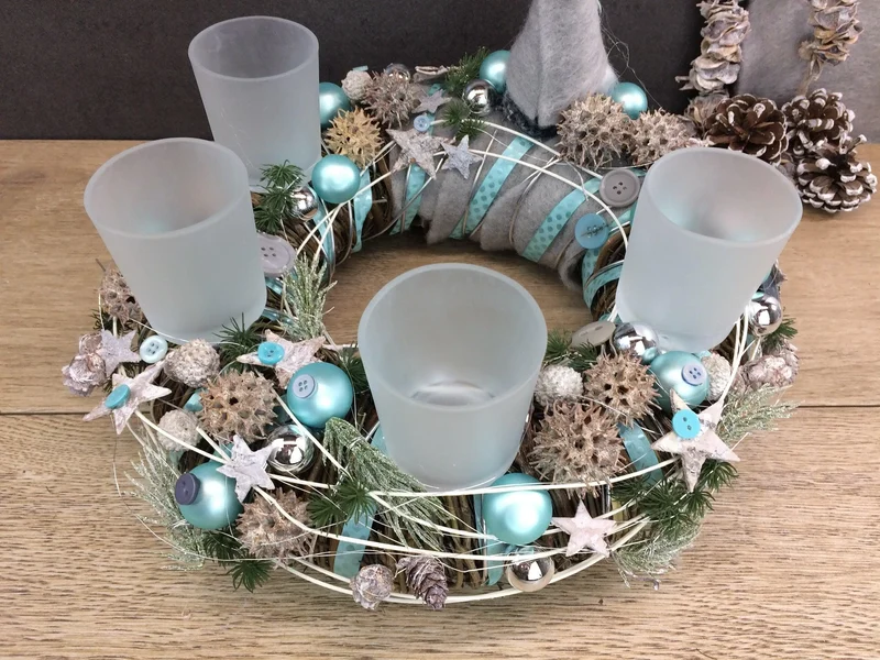 Adventskranz mit Wichtel Figuren – rund handgefertigt langlebig mit Ta