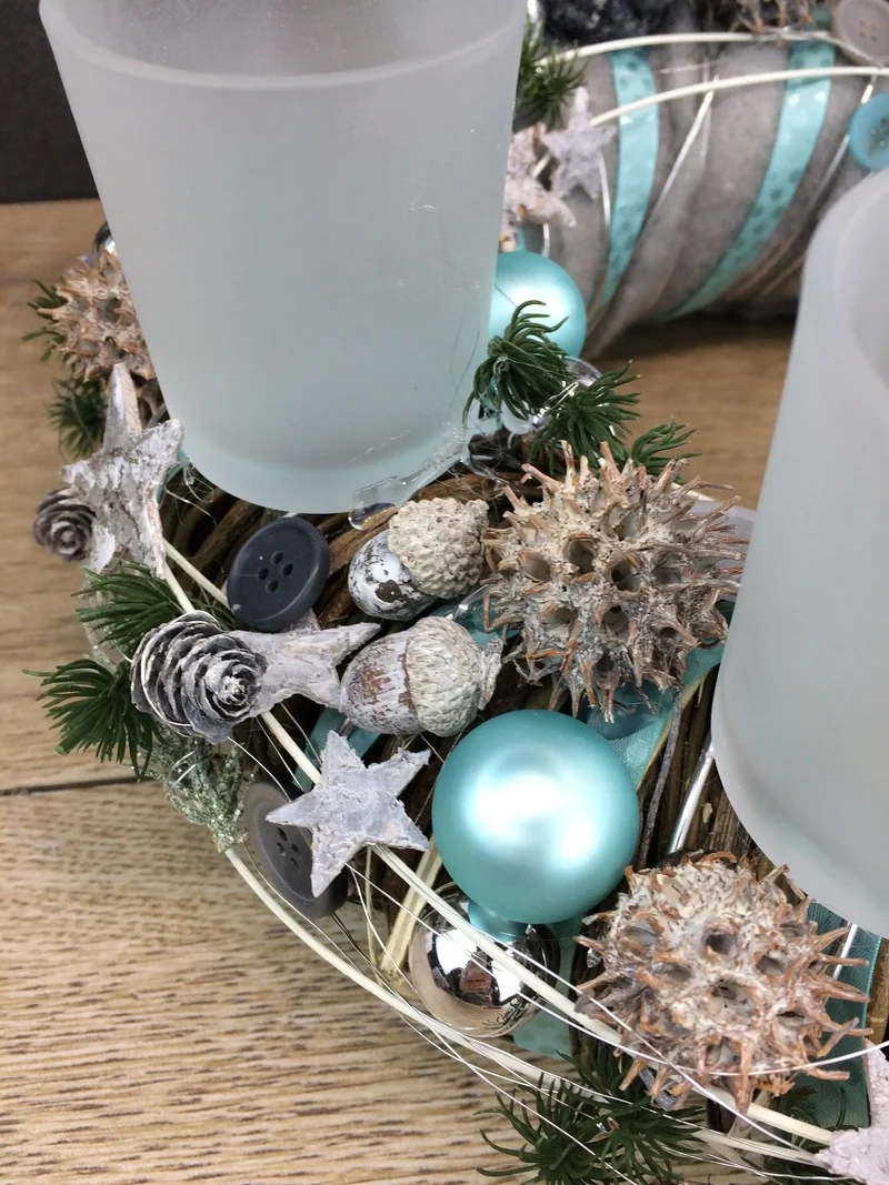 Adventskranz mit Wichtel Figuren – rund handgefertigt langlebig mit Ta