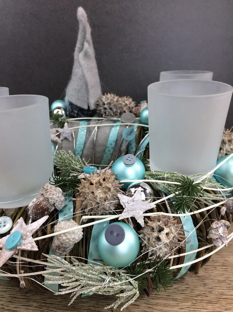Adventskranz mit Wichtel Figuren – rund handgefertigt langlebig mit Ta