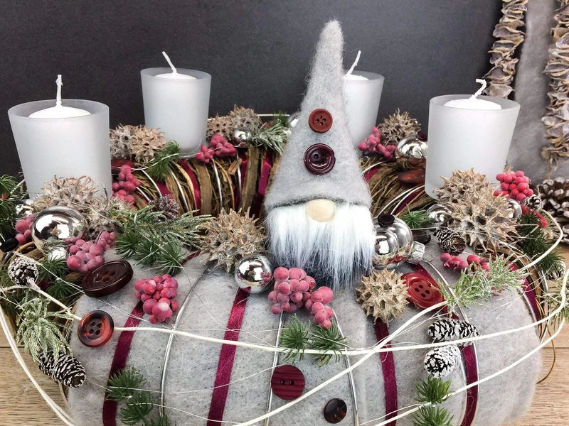 Adventskranz mit Wichtel Figuren – rund handgefertigt langlebig mit Ta