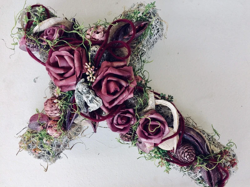 Grabkreuz mit Rose – Grabschmuck Seidenblumen Wunschfarbe