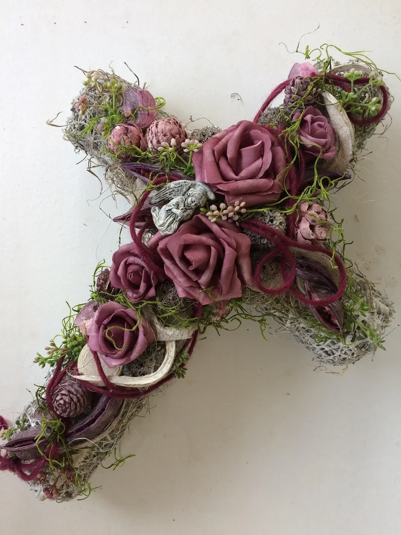 Grabkreuz mit Rose – Grabschmuck Seidenblumen Wunschfarbe