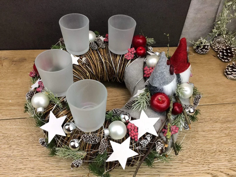 Adventskranz Wichtel mit Gläsern – rund mehrjährig