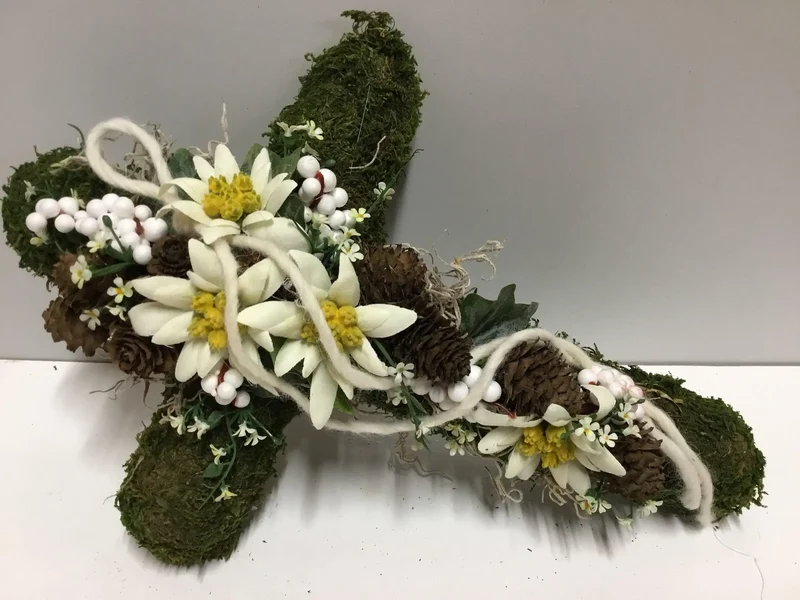 Grabgesteck Mooskreuz Edelweiß Seidenblumen – handgefertigtes Urnengesteck