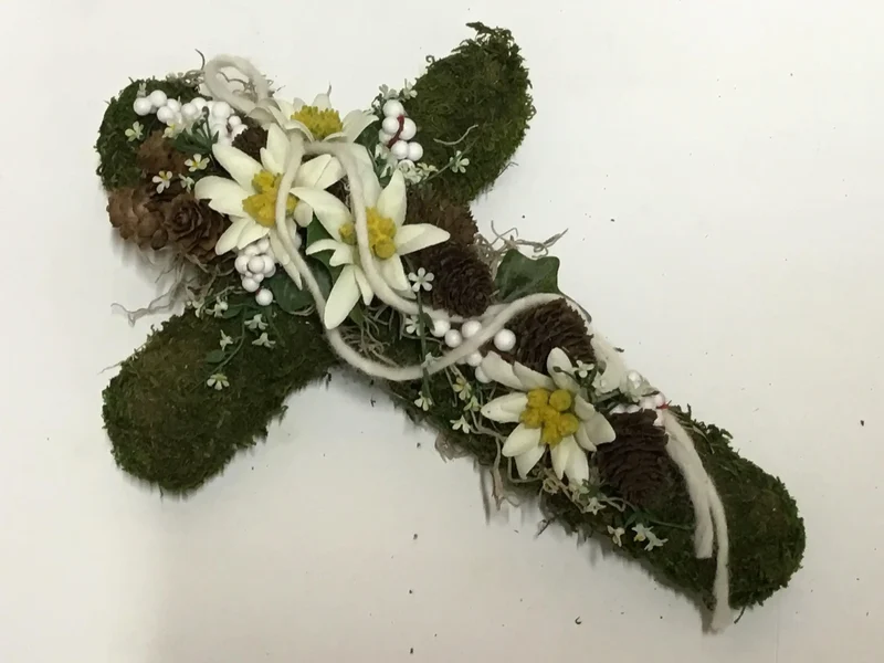 Grabgesteck Mooskreuz Edelweiß Seidenblumen – handgefertigtes Urnengesteck