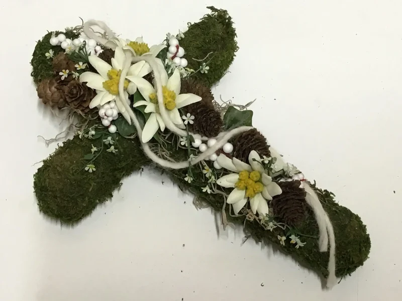 Grabgesteck Mooskreuz Edelweiß Seidenblumen – handgefertigtes Urnengesteck
