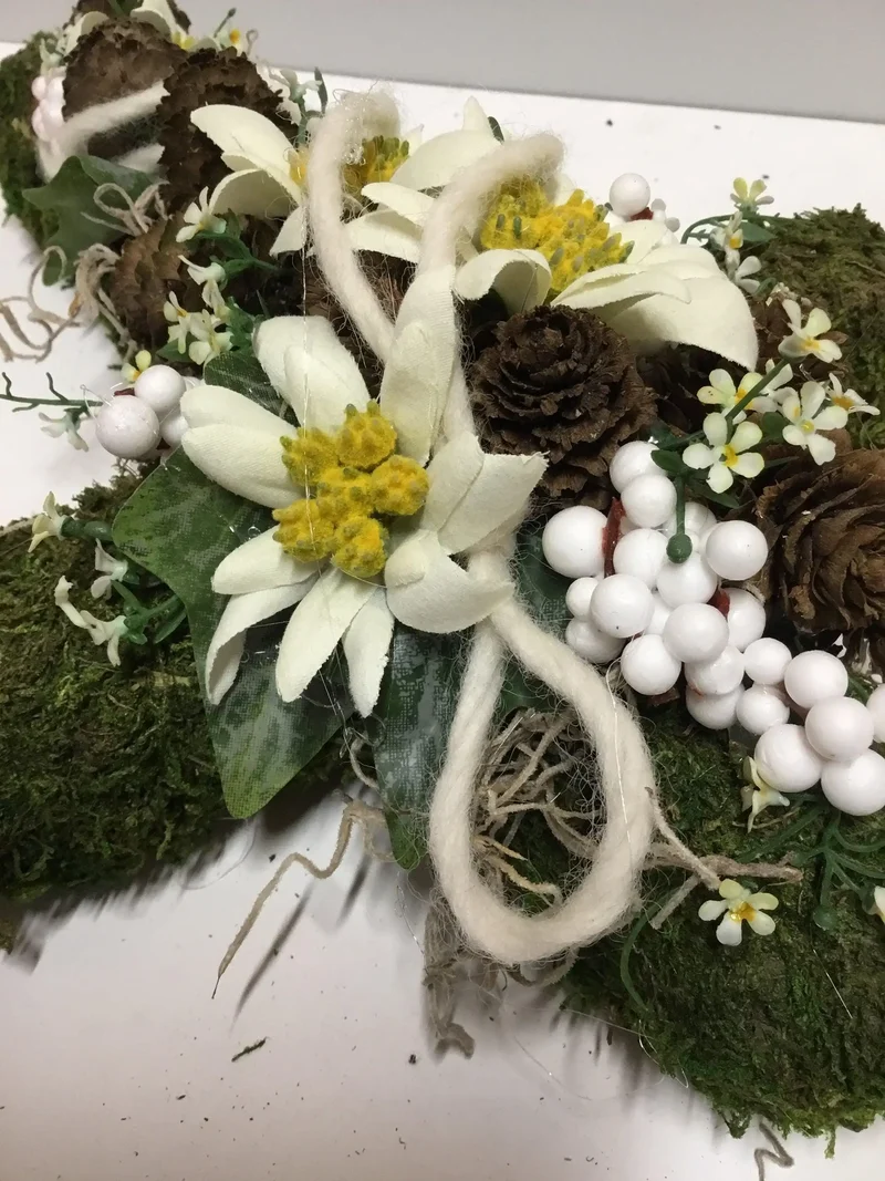 Grabgesteck Mooskreuz Edelweiß Seidenblumen – handgefertigtes Urnengesteck