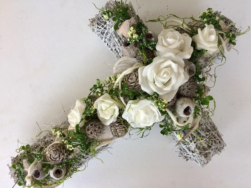 Grabschmuck Kreuz Rose Seidenblumen – langlebig & stilvoll