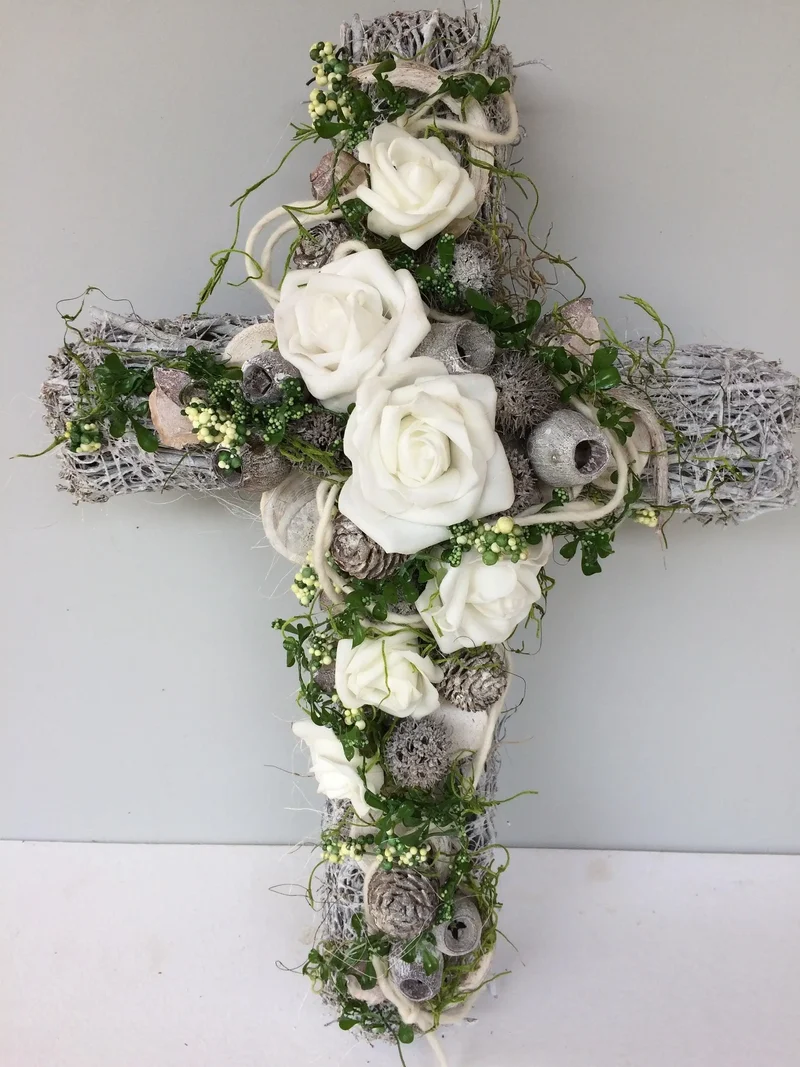 Grabschmuck Kreuz Rose Seidenblumen – langlebig & stilvoll