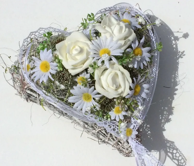 Grabherz aus Seidenblumen Rose mit Schleierkraut – langlebige Grabdeko