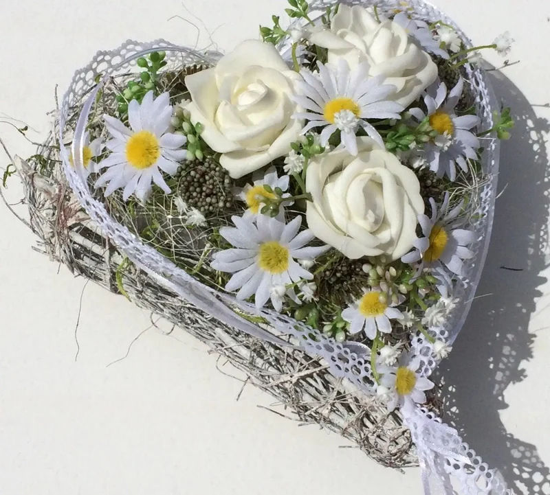 Grabherz aus Seidenblumen Rose mit Schleierkraut – langlebige Grabdeko