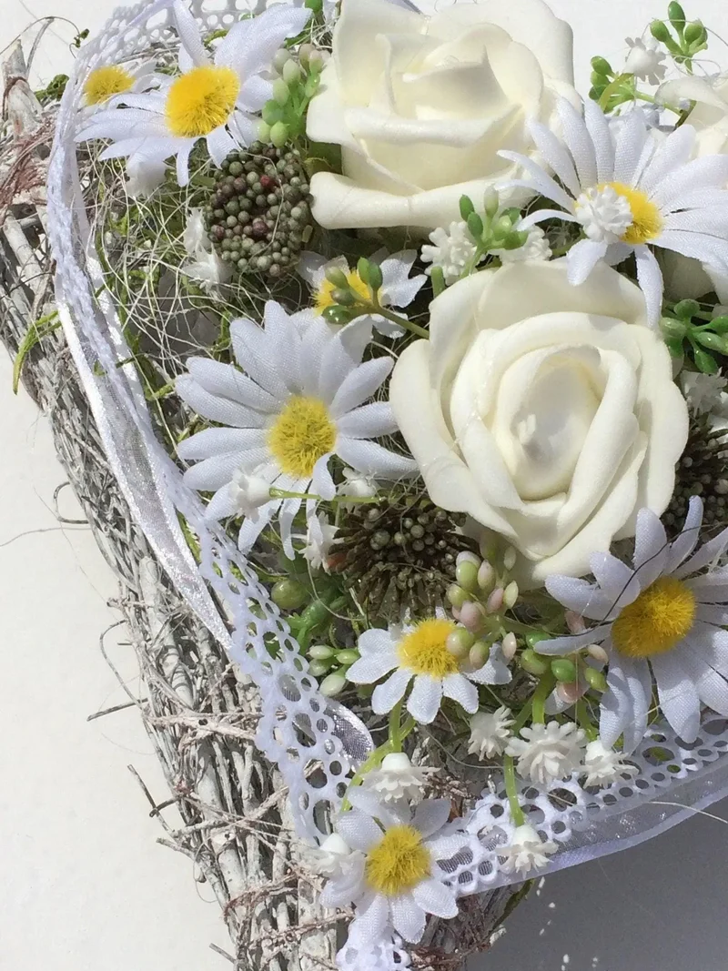 Grabherz aus Seidenblumen Rose mit Schleierkraut – langlebige Grabdeko