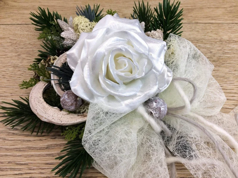 Grabgesteck Christrose Seidenblumen – langlebiger Grabschmuck