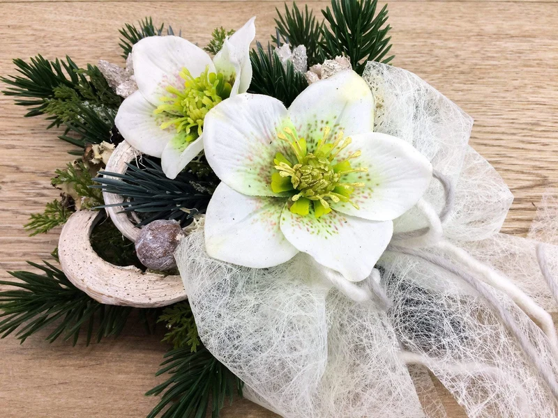 Grabgesteck Christrose Seidenblumen – langlebiger Grabschmuck