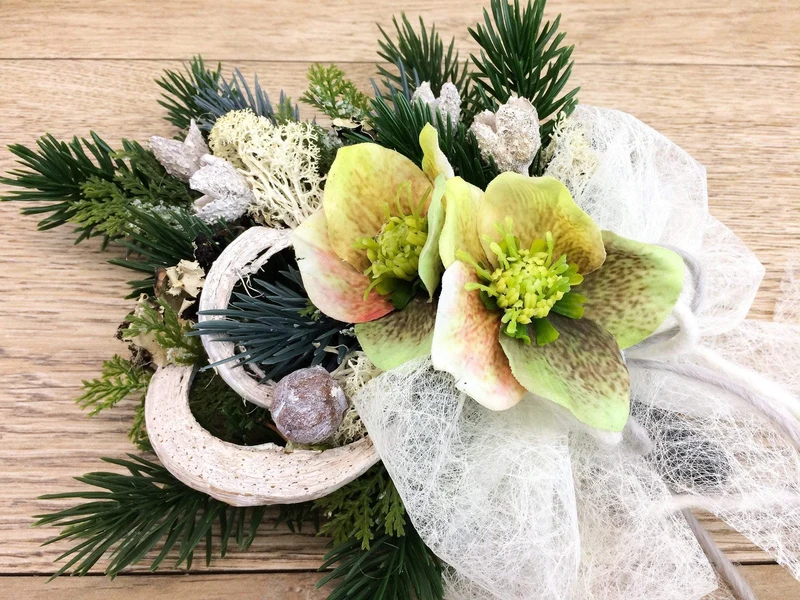 Grabgesteck Christrose Seidenblumen – langlebiger Grabschmuck