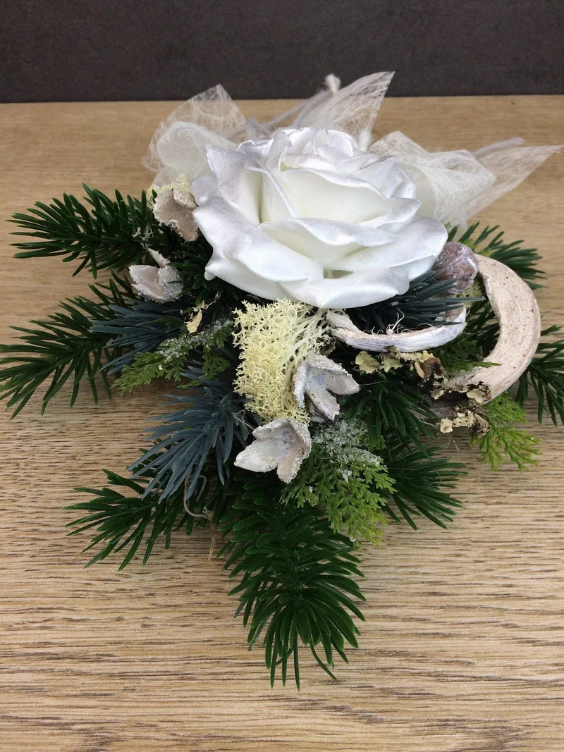 Grabgesteck Christrose Seidenblumen – langlebiger Grabschmuck