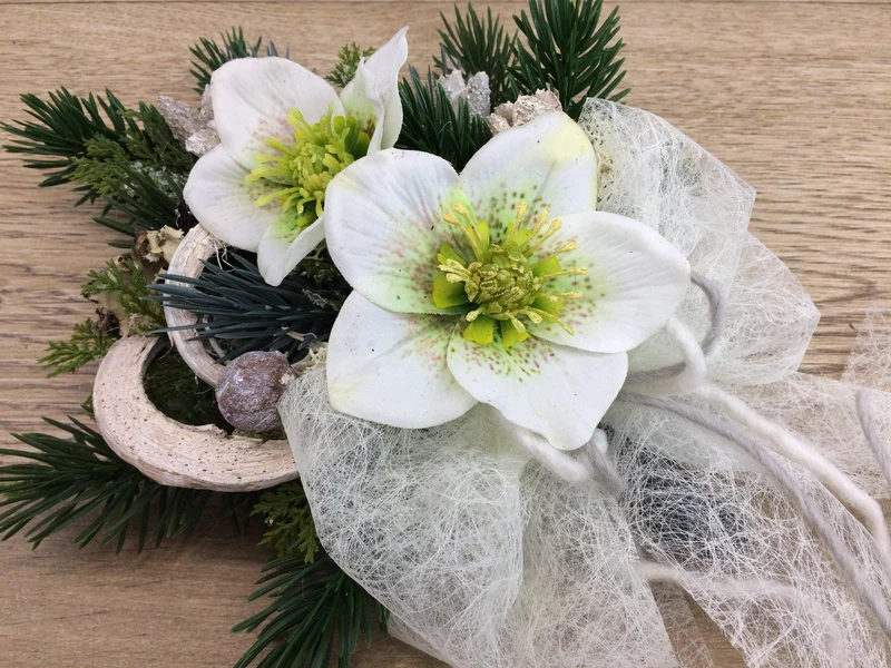 Grabgesteck Christrose Seidenblumen – langlebiger Grabschmuck