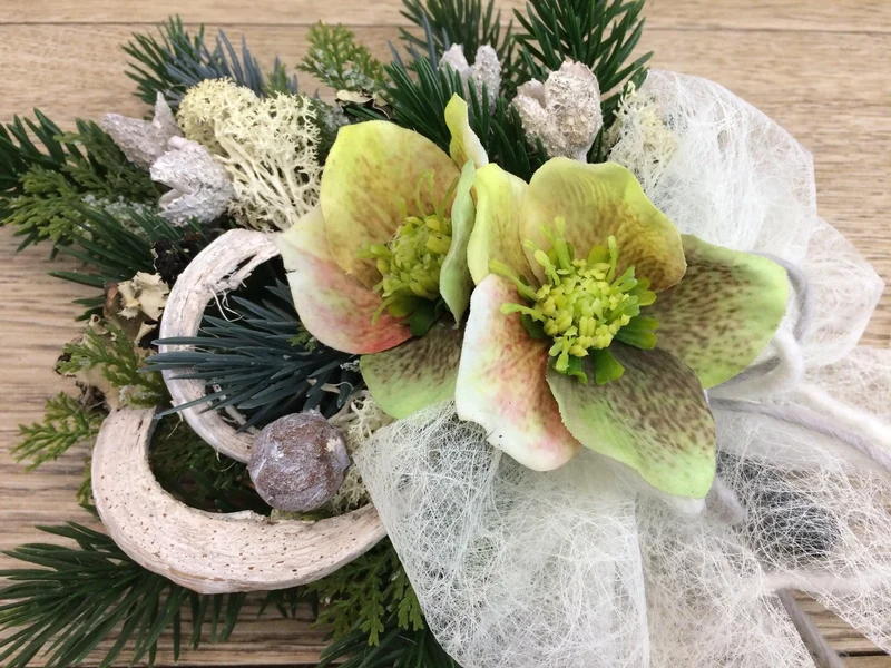 Grabgesteck Christrose Seidenblumen – langlebiger Grabschmuck